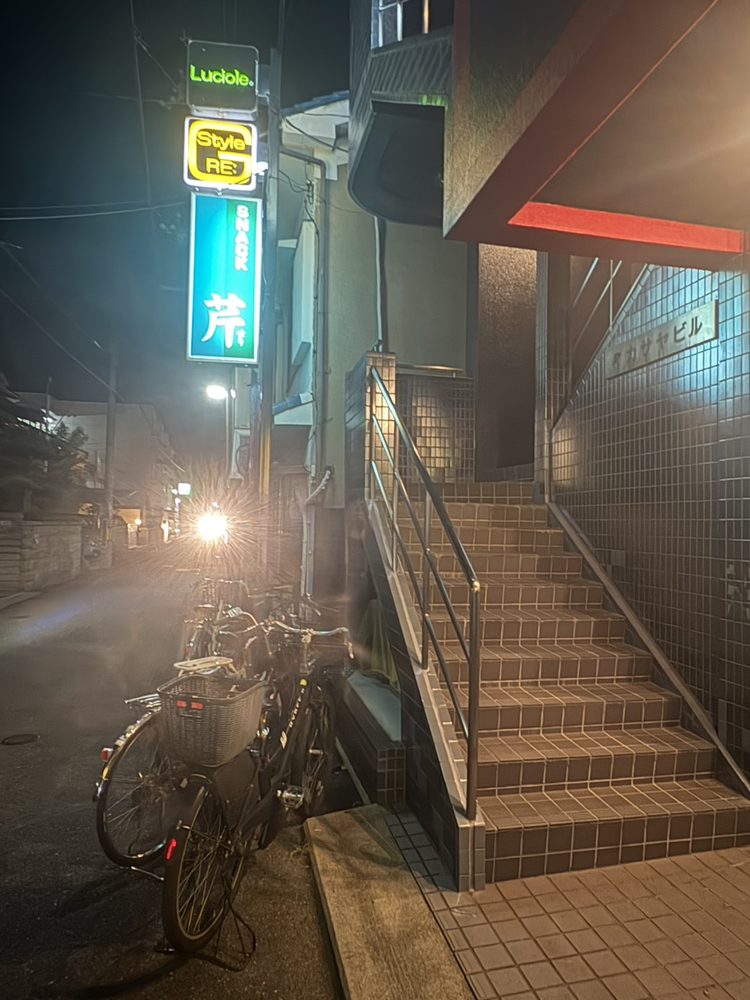 カサヤビルの外観と、Style G RE: の黄色い看板